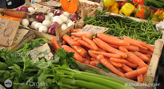 picture of carrots in a bin at the farmers market